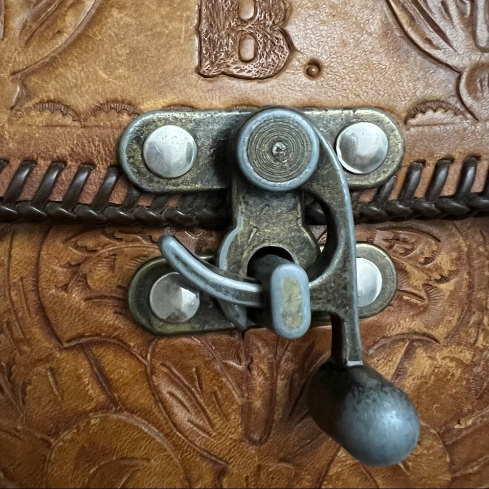 Vintage 70s 80s Hand Tooled Buckstitched Leather Shoulder Saddle Bag - Picture 4 of 16